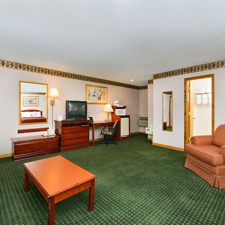 Howard Johnson By Wyndham Lenox Exterior photo