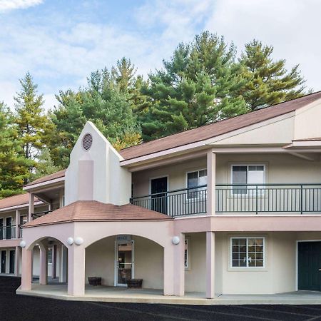 Howard Johnson By Wyndham Lenox Exterior photo