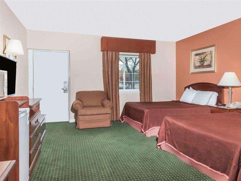 Howard Johnson By Wyndham Lenox Exterior photo