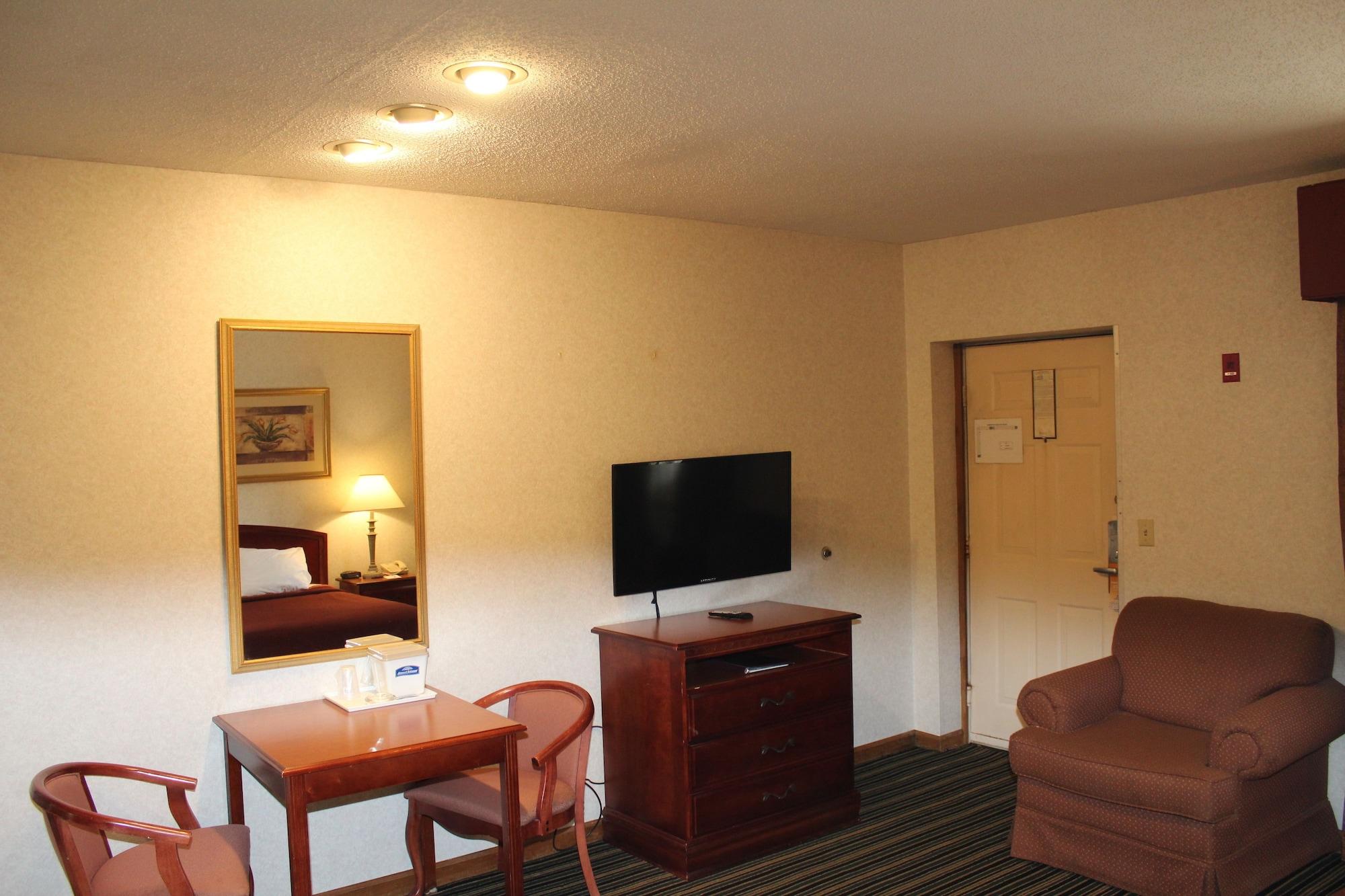 Howard Johnson By Wyndham Lenox Exterior photo