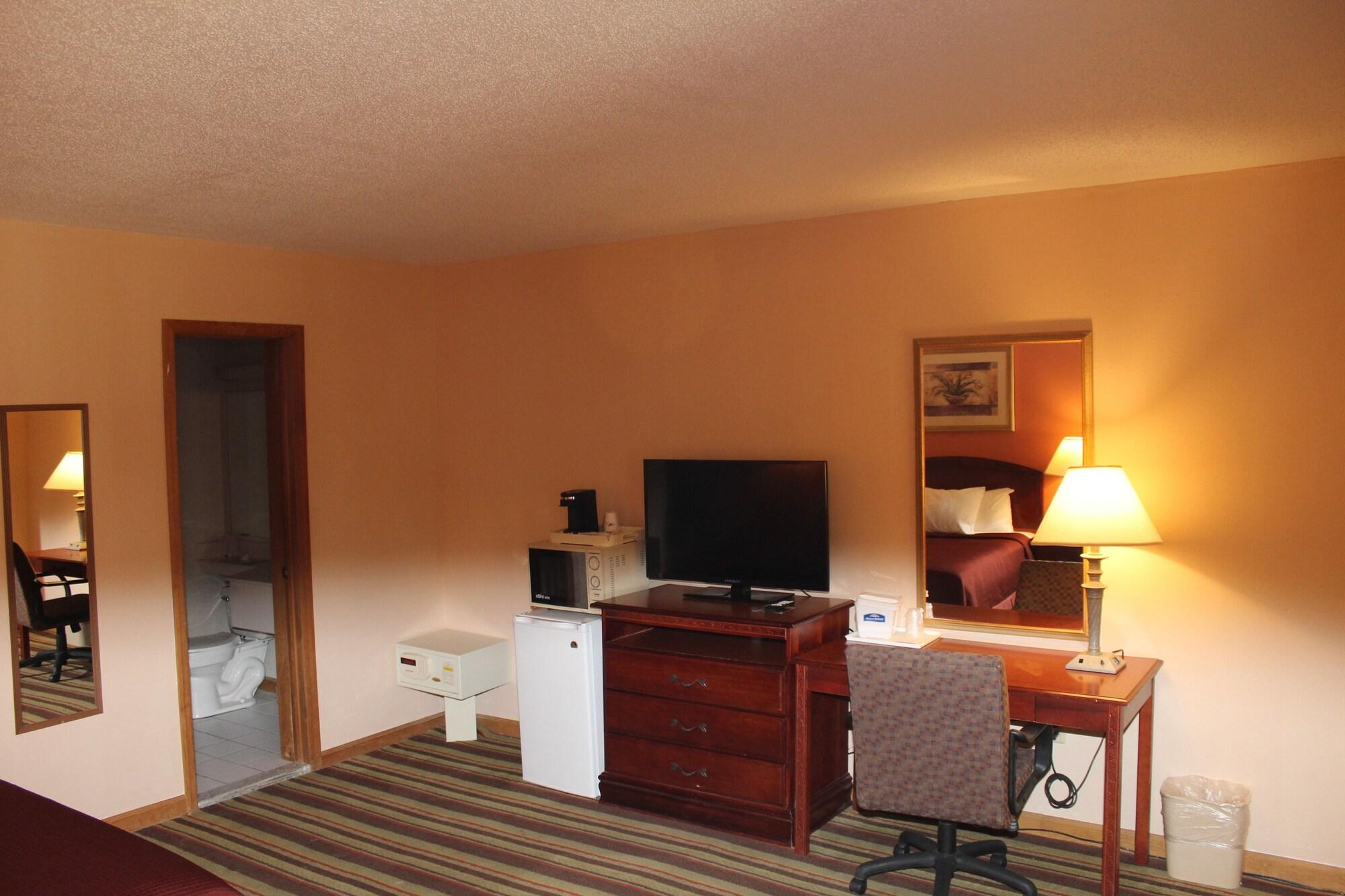 Howard Johnson By Wyndham Lenox Exterior photo