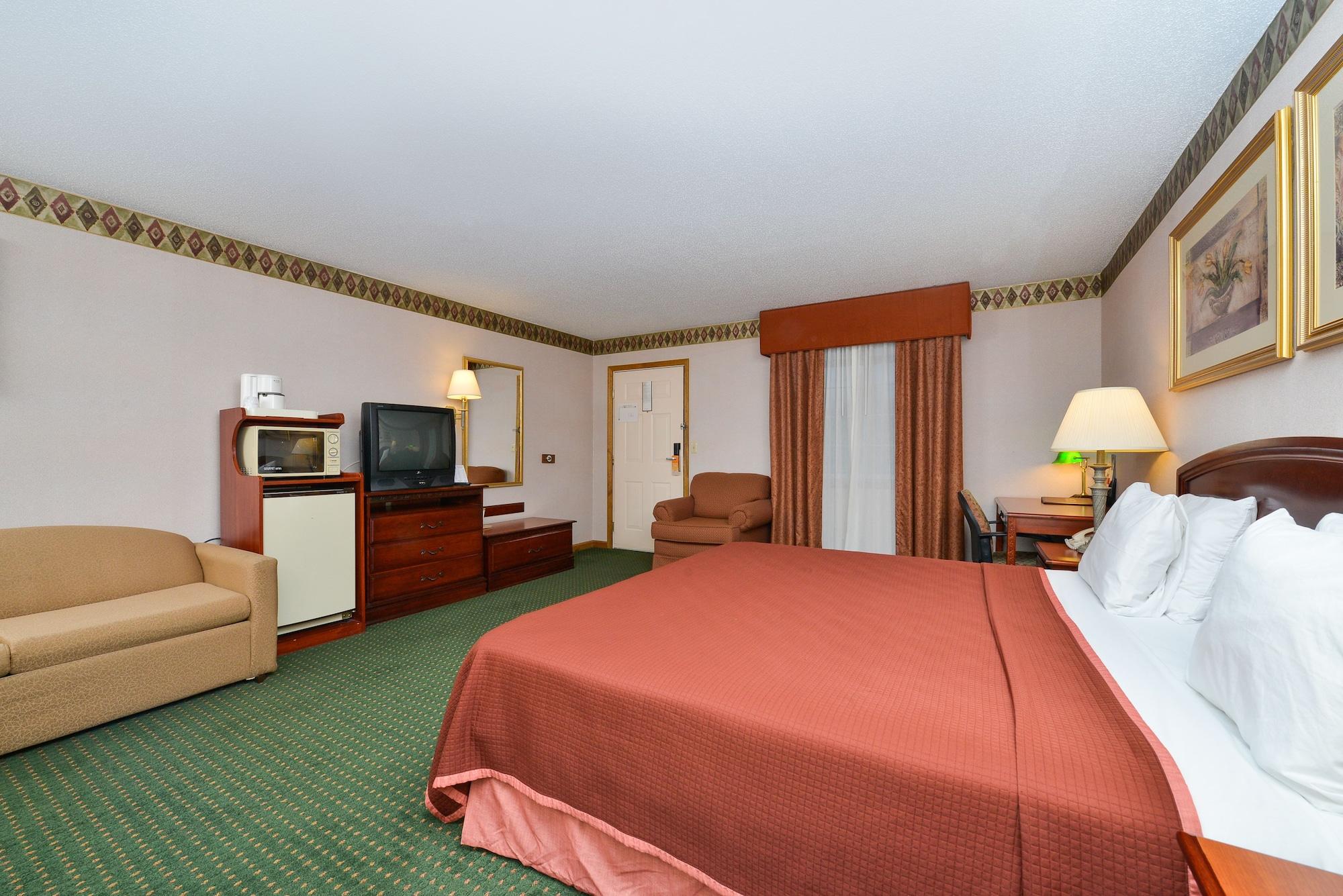 Howard Johnson By Wyndham Lenox Exterior photo