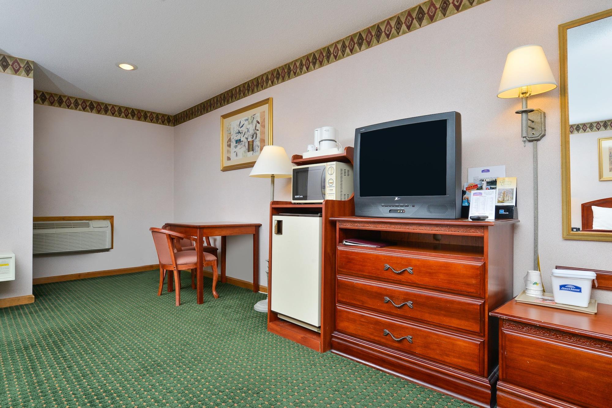 Howard Johnson By Wyndham Lenox Exterior photo