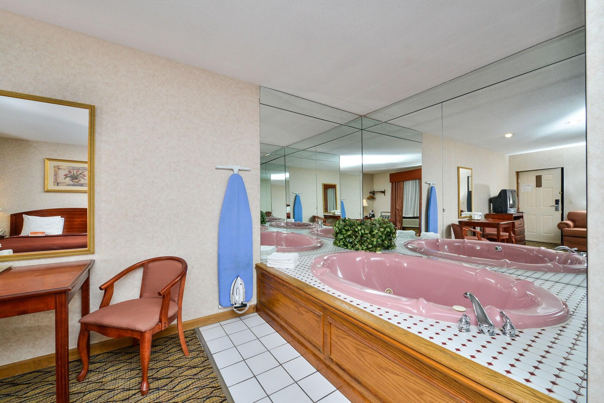 Howard Johnson By Wyndham Lenox Exterior photo