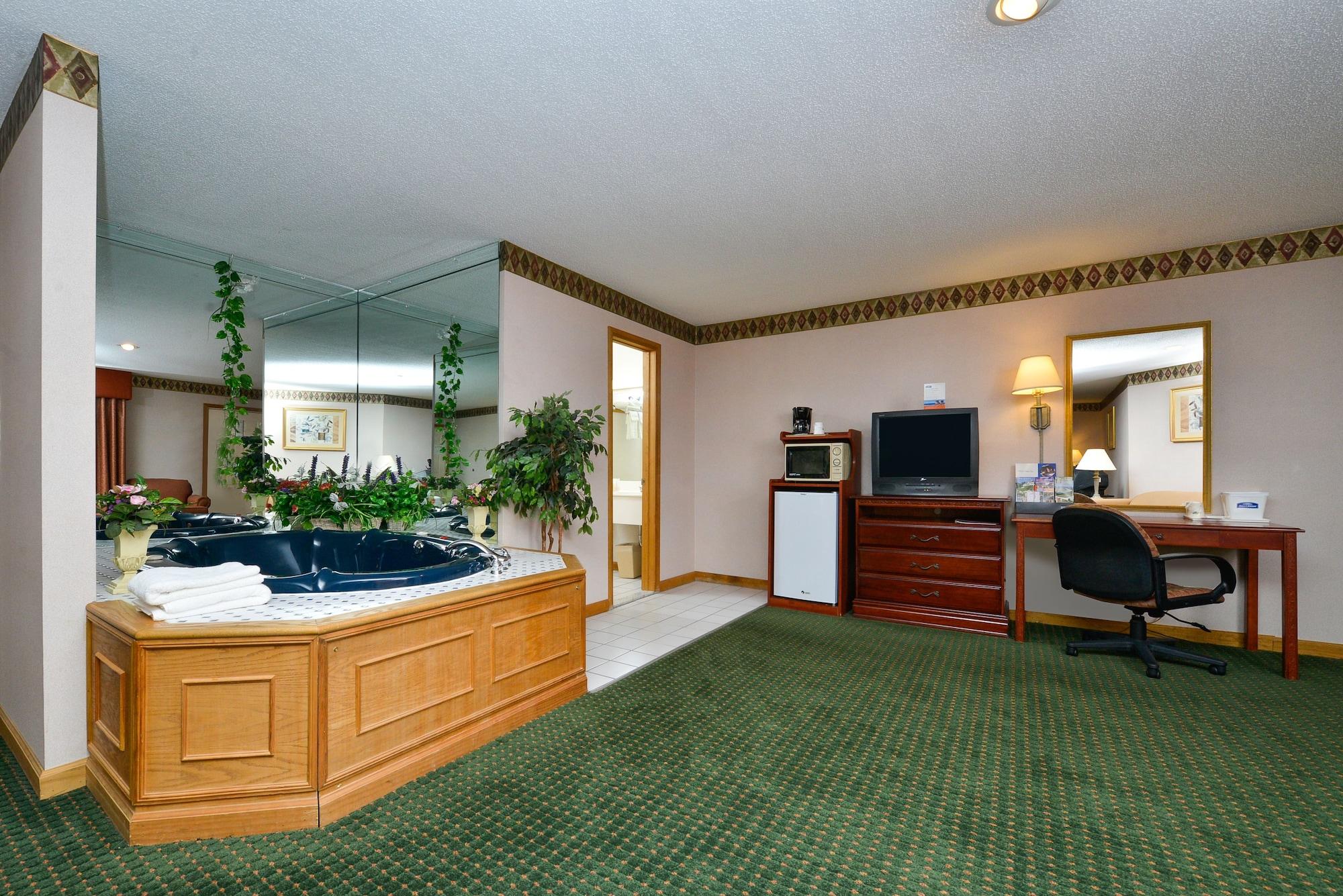Howard Johnson By Wyndham Lenox Exterior photo
