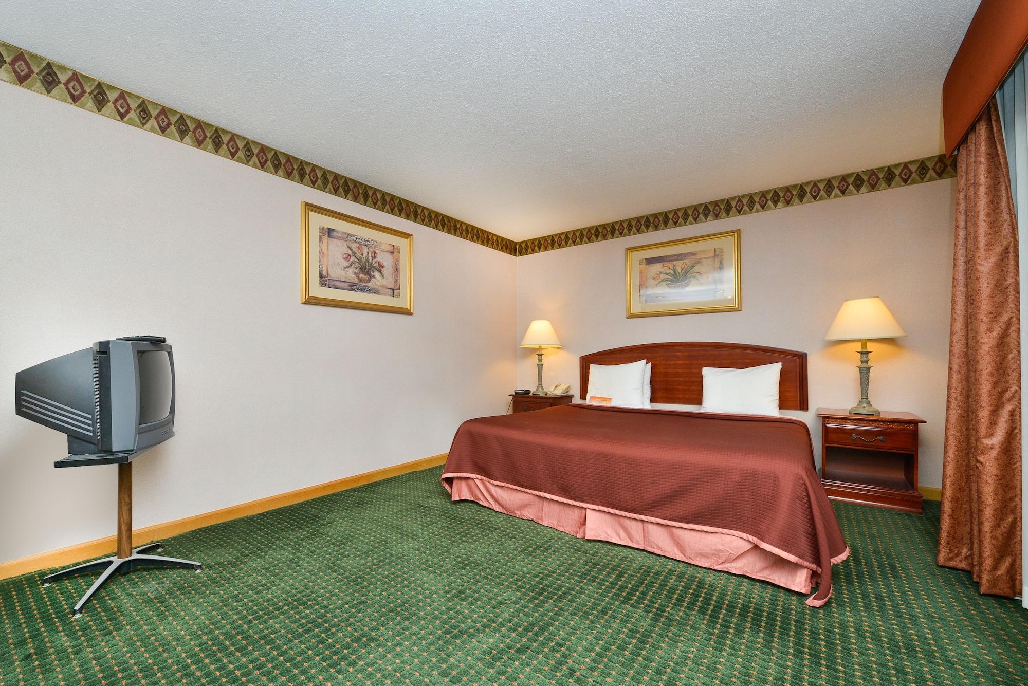Howard Johnson By Wyndham Lenox Exterior photo