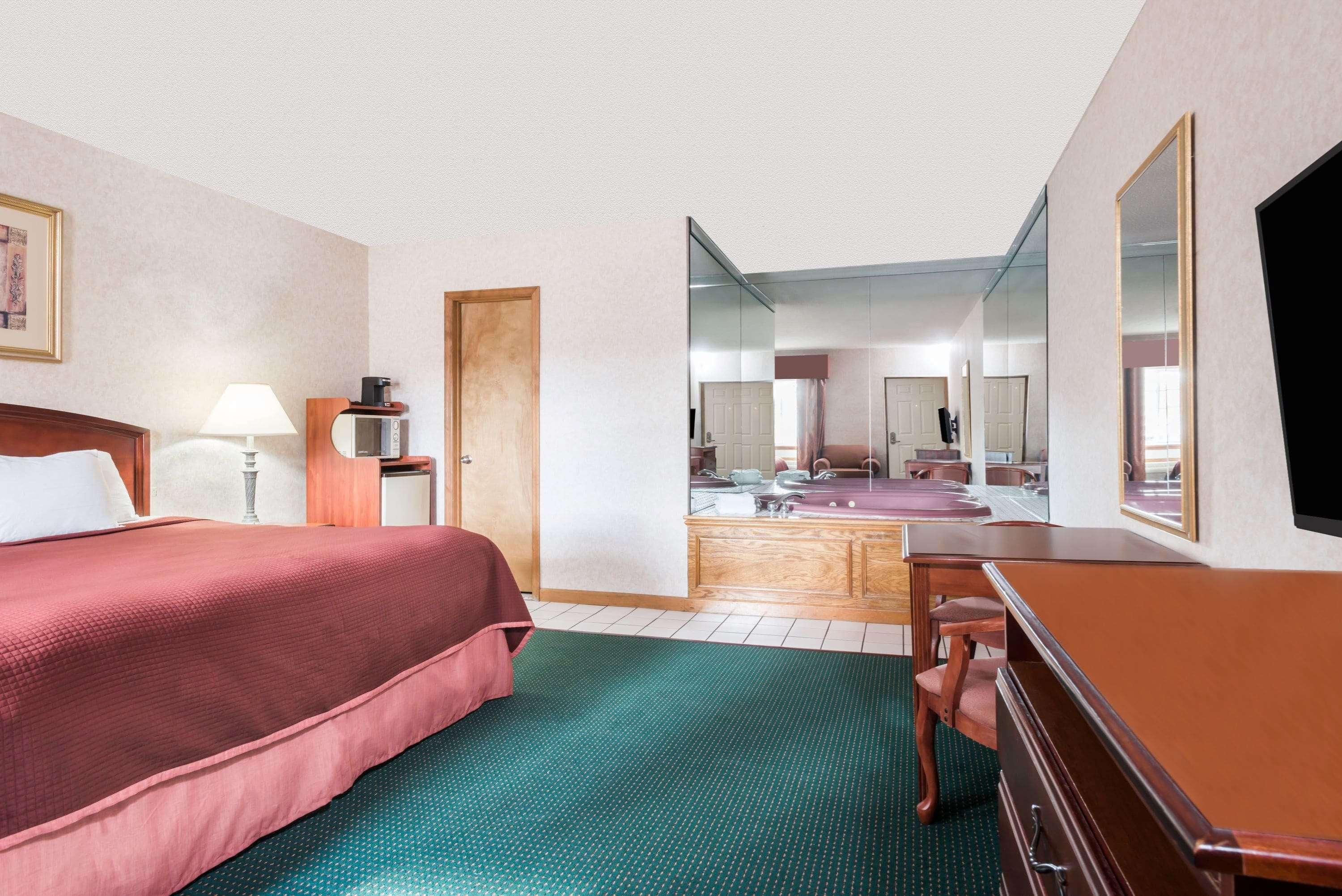 Howard Johnson By Wyndham Lenox Exterior photo