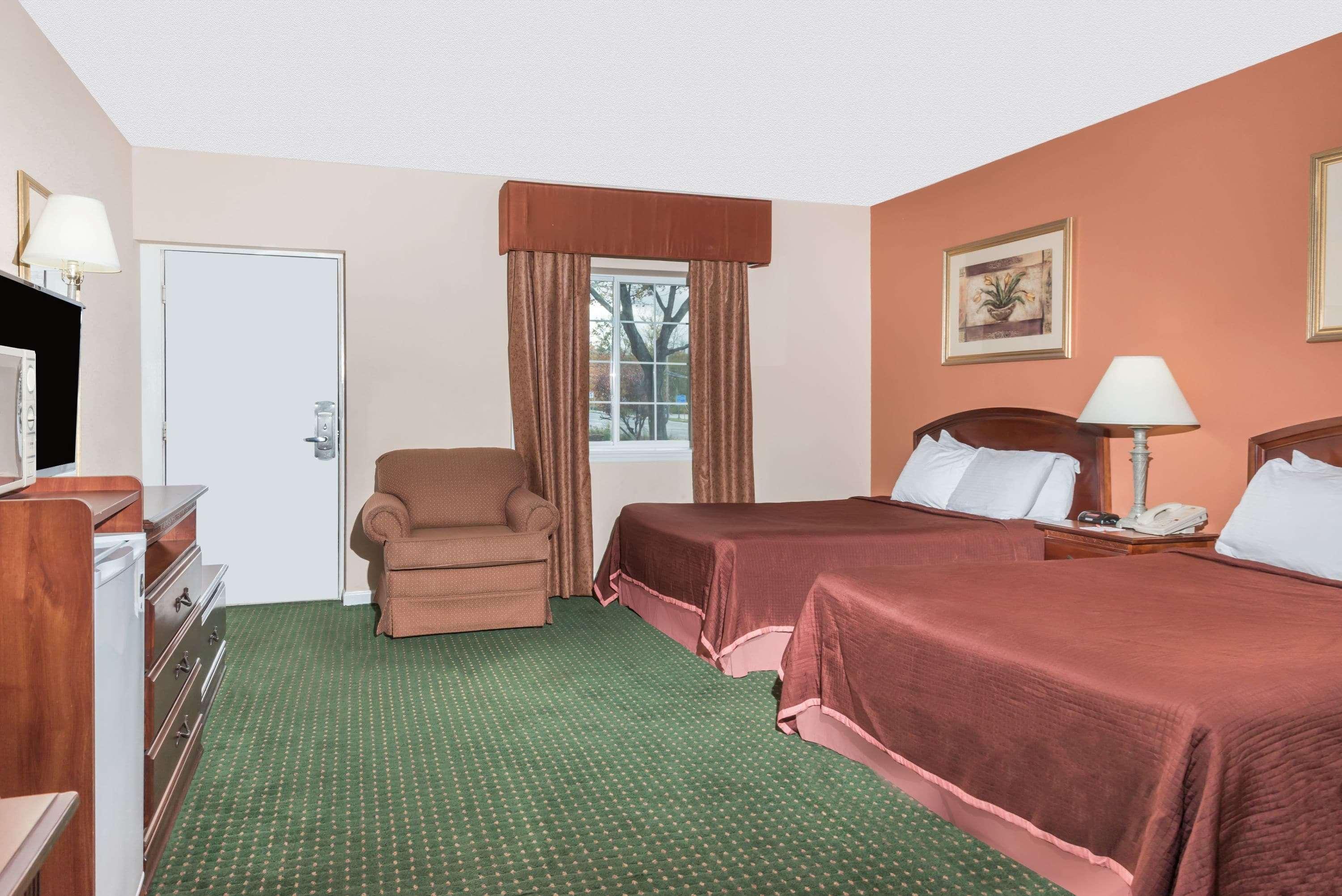 Howard Johnson By Wyndham Lenox Exterior photo