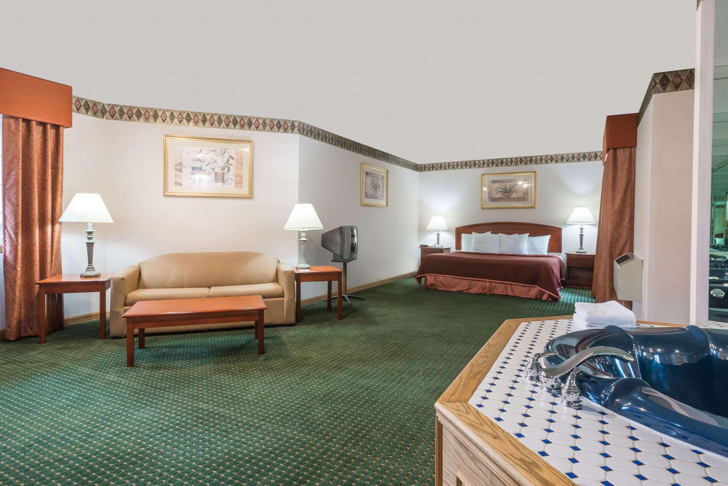 Howard Johnson By Wyndham Lenox Exterior photo