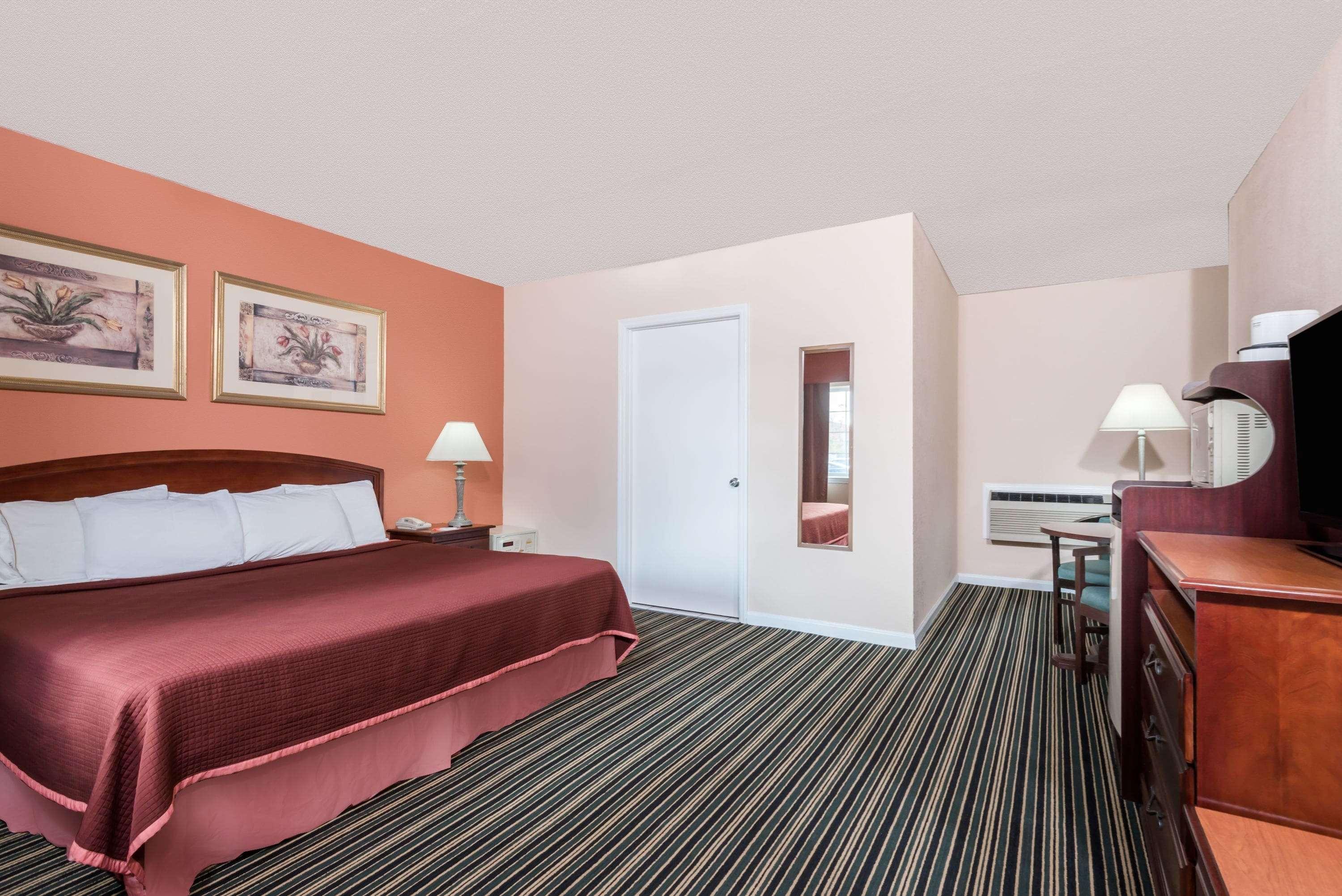 Howard Johnson By Wyndham Lenox Exterior photo