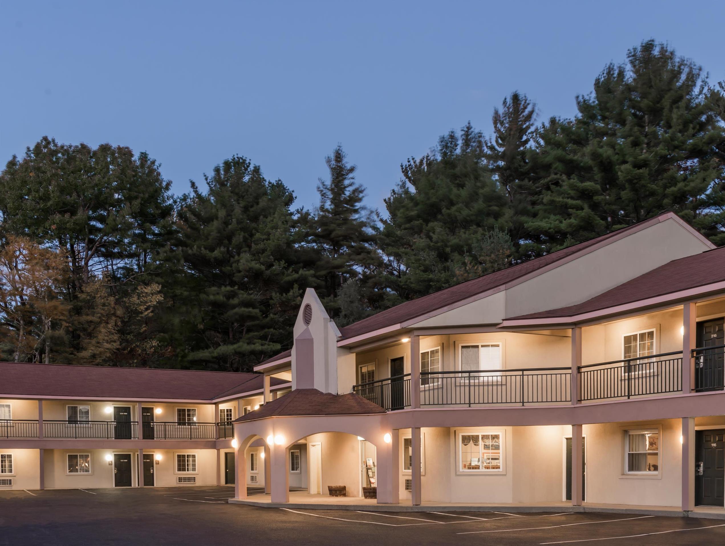 Howard Johnson By Wyndham Lenox Exterior photo