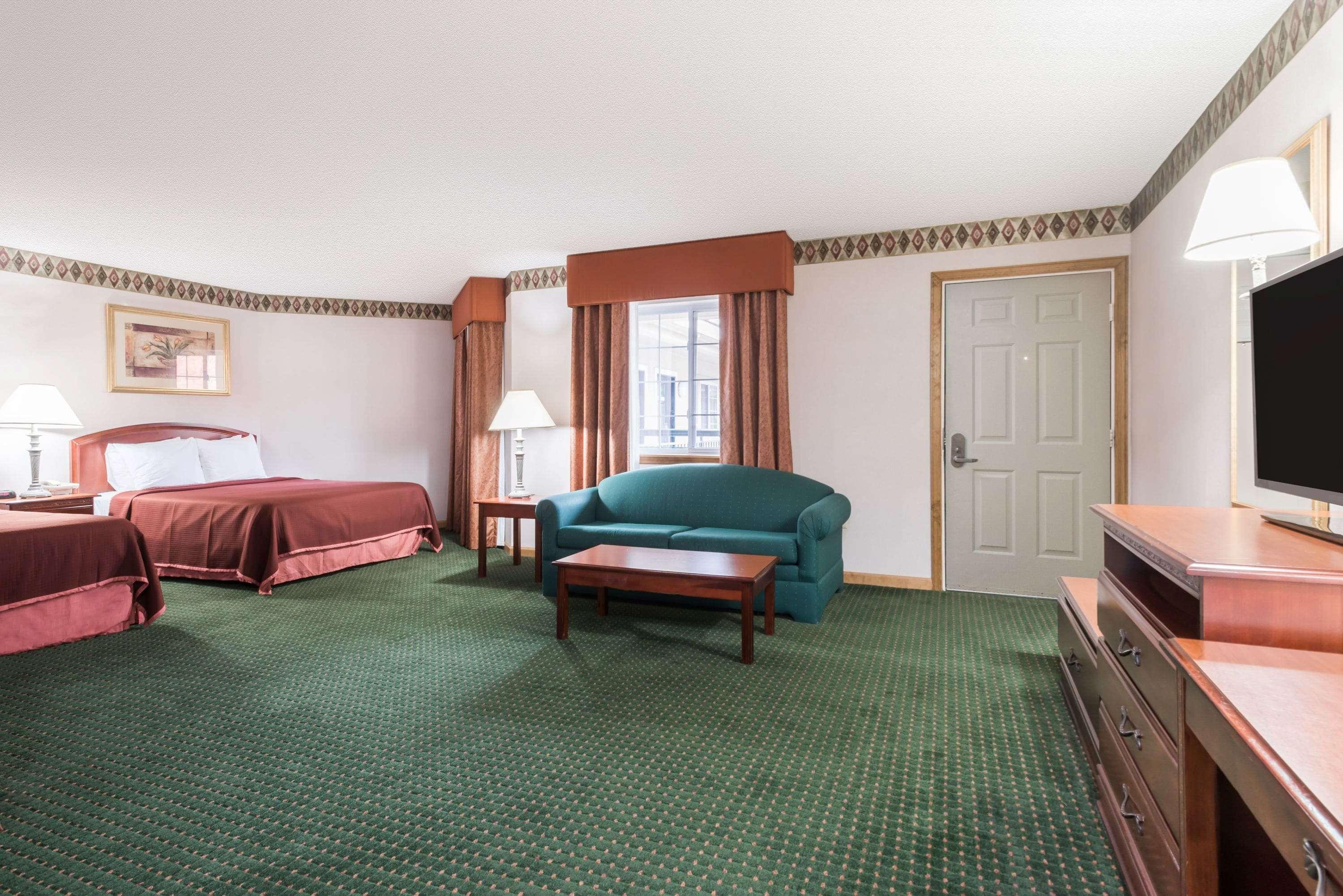 Howard Johnson By Wyndham Lenox Exterior photo