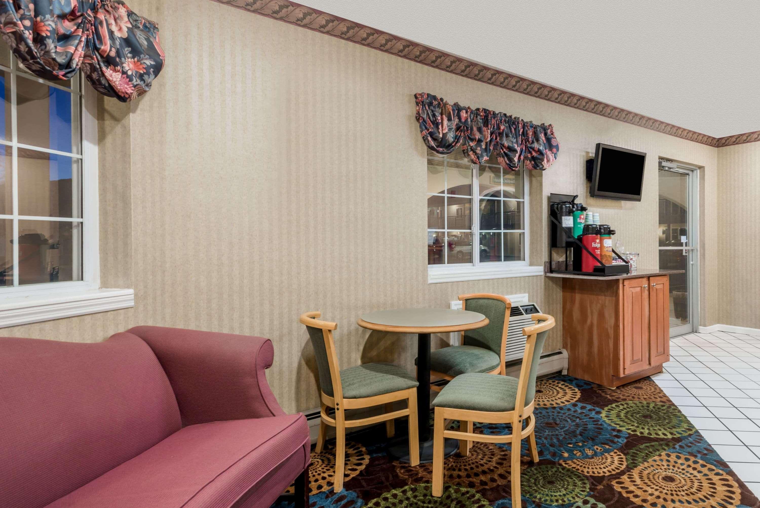 Howard Johnson By Wyndham Lenox Exterior photo