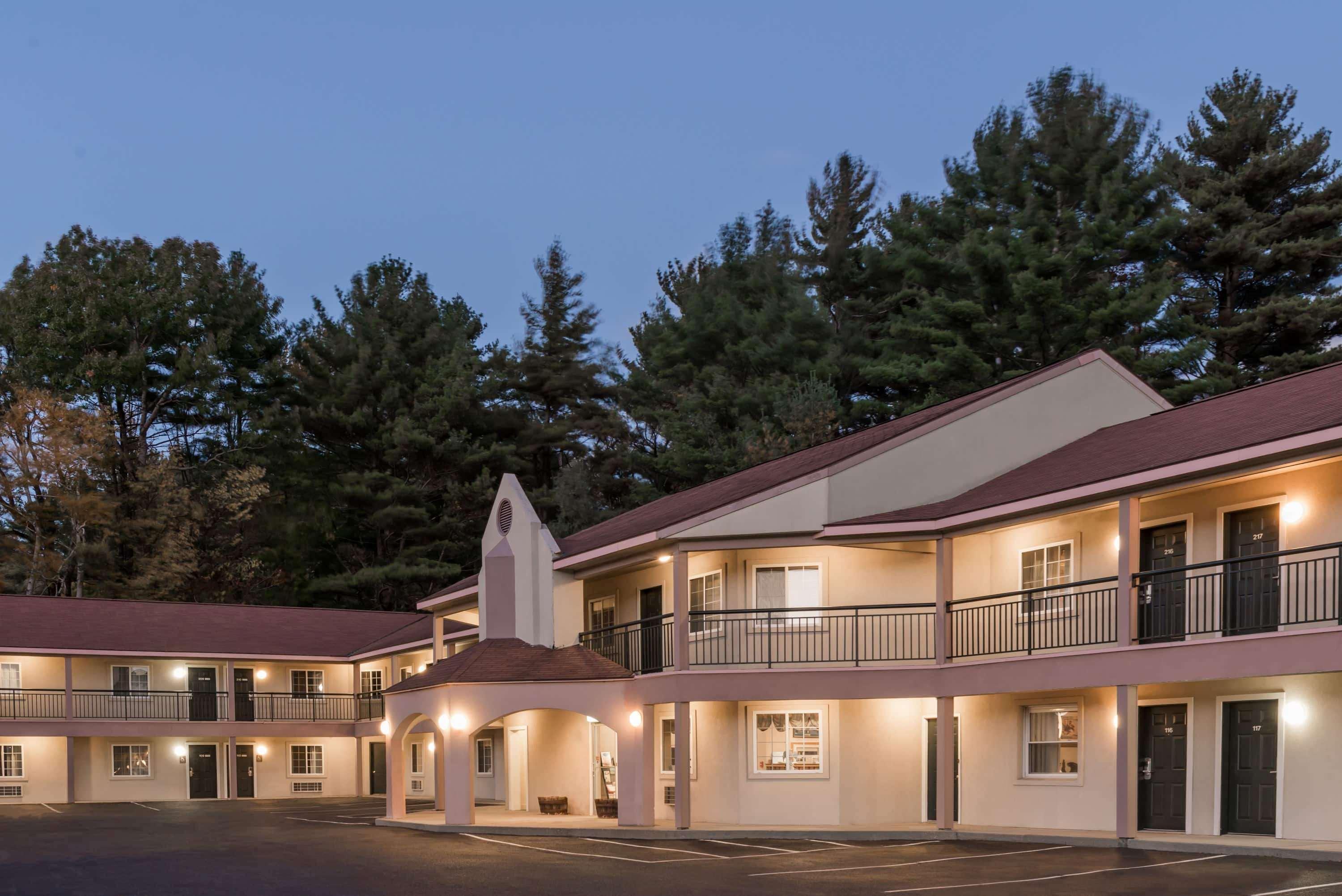 Howard Johnson By Wyndham Lenox Exterior photo
