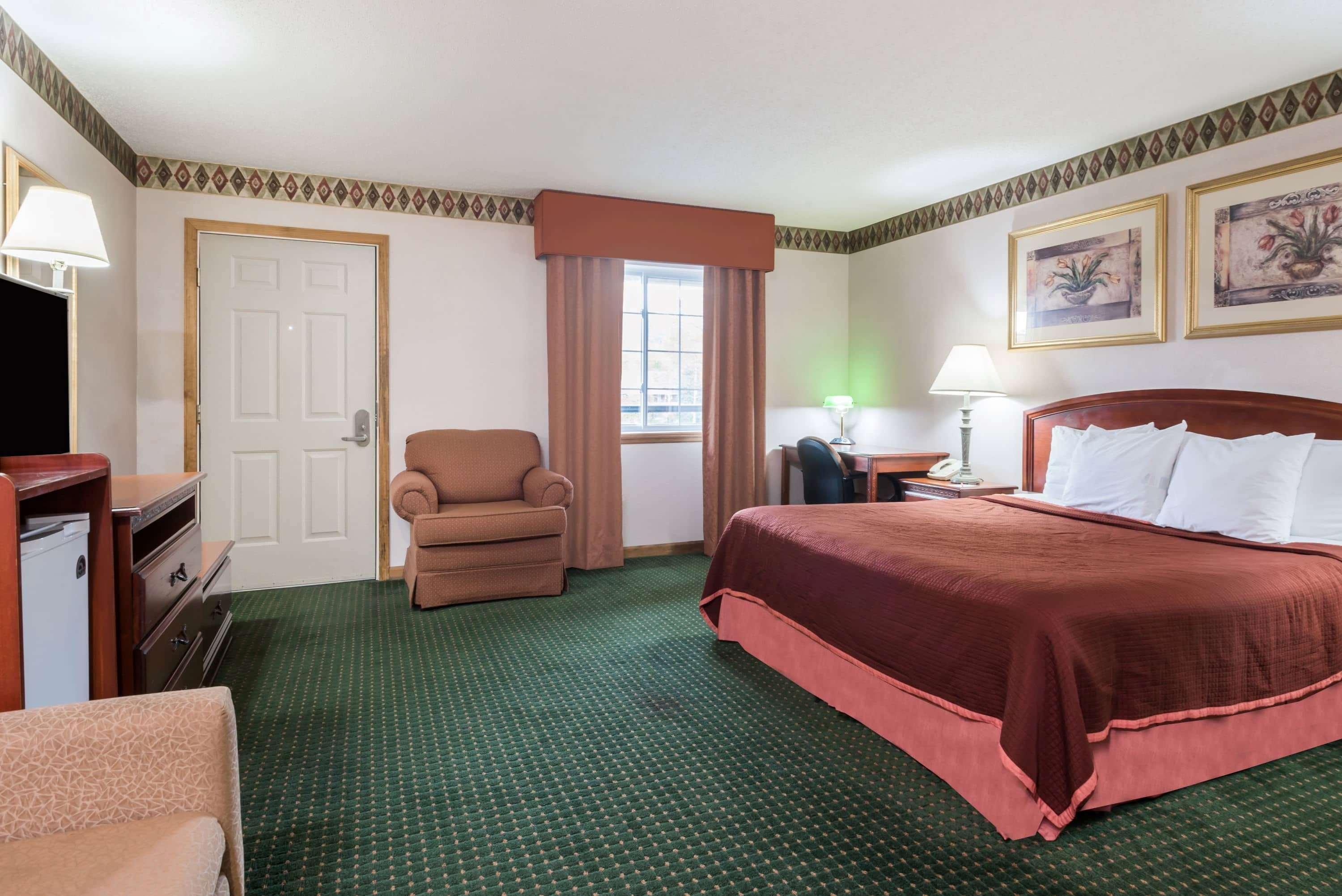 Howard Johnson By Wyndham Lenox Exterior photo