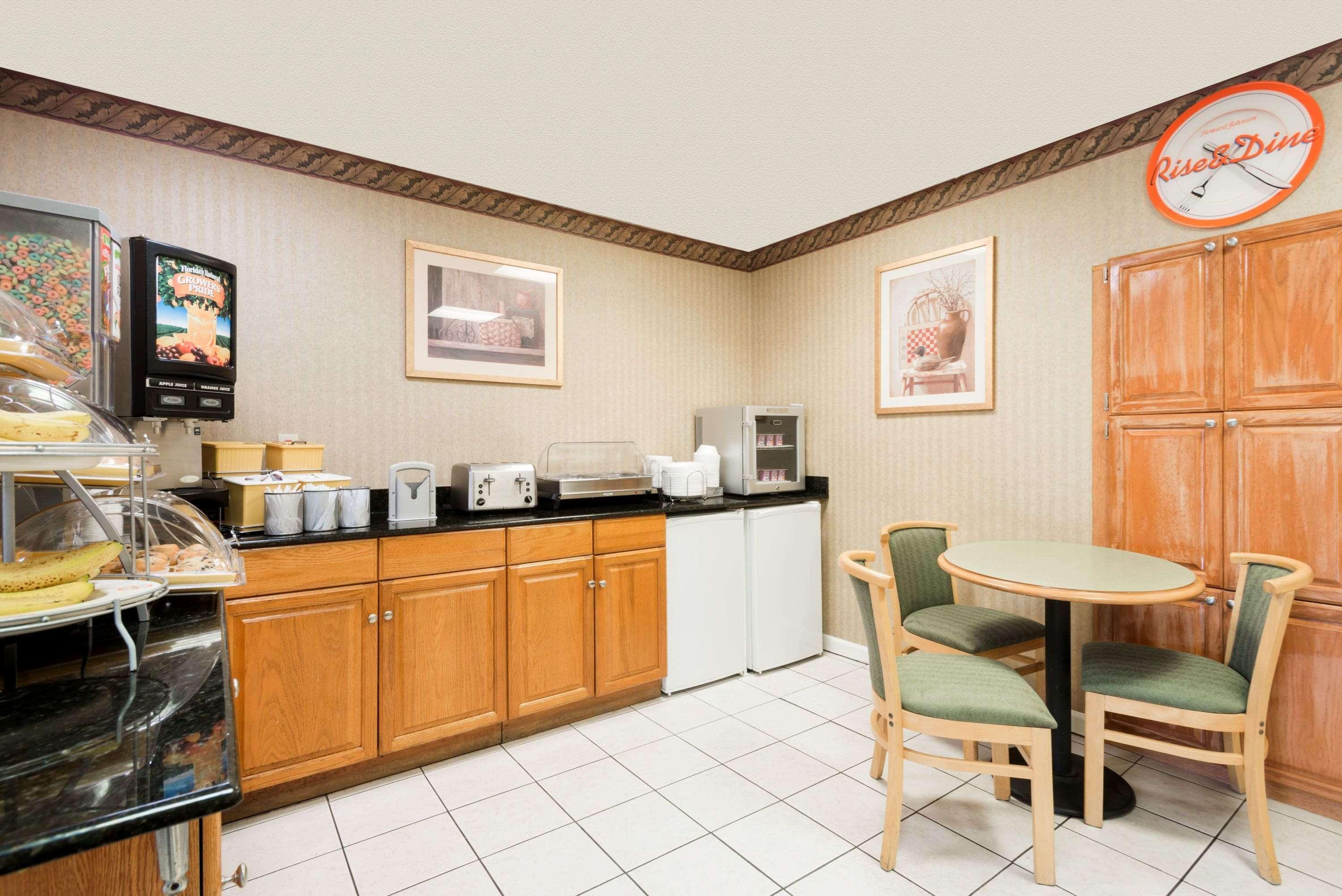 Howard Johnson By Wyndham Lenox Exterior photo