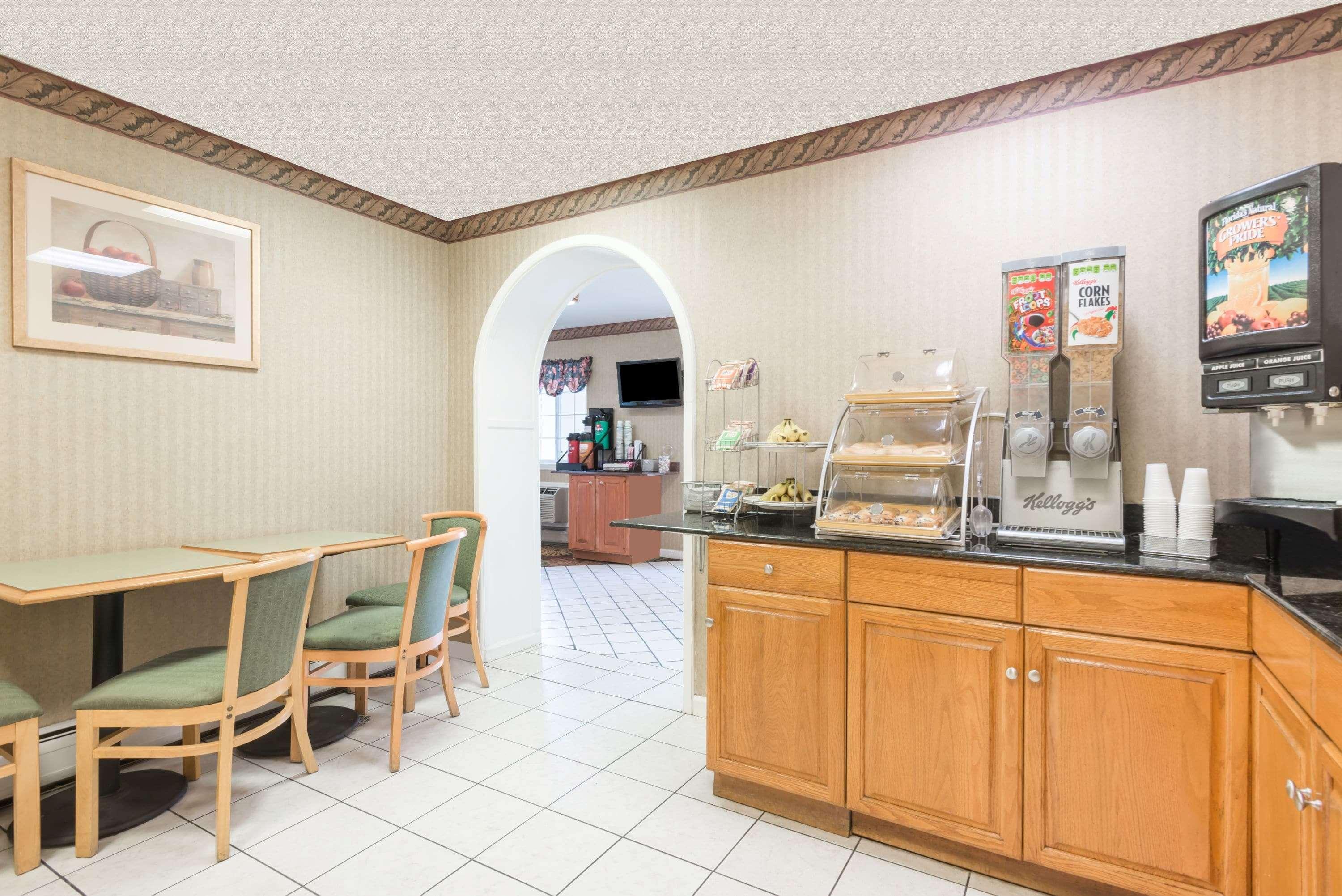 Howard Johnson By Wyndham Lenox Exterior photo
