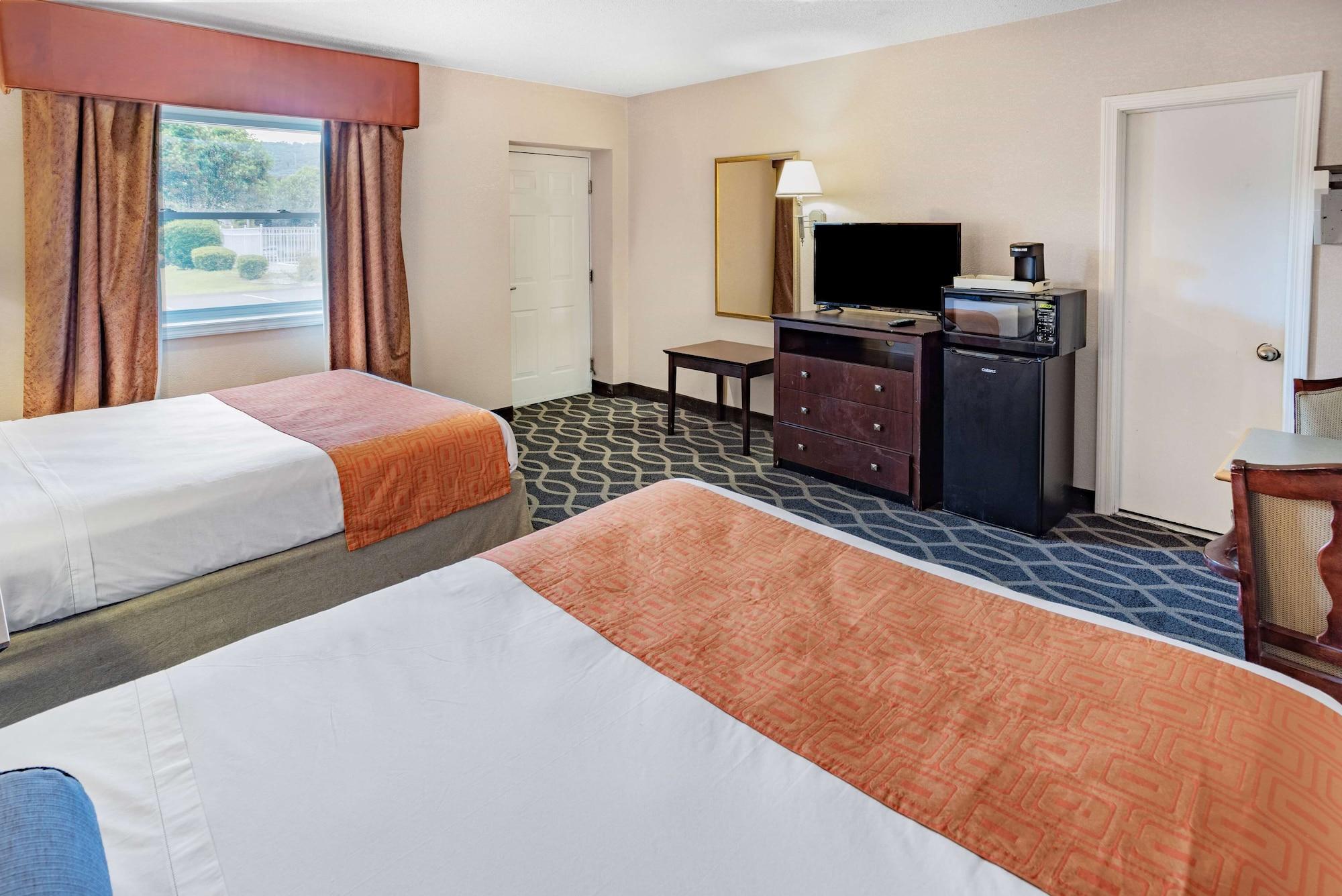 Howard Johnson By Wyndham Lenox Exterior photo
