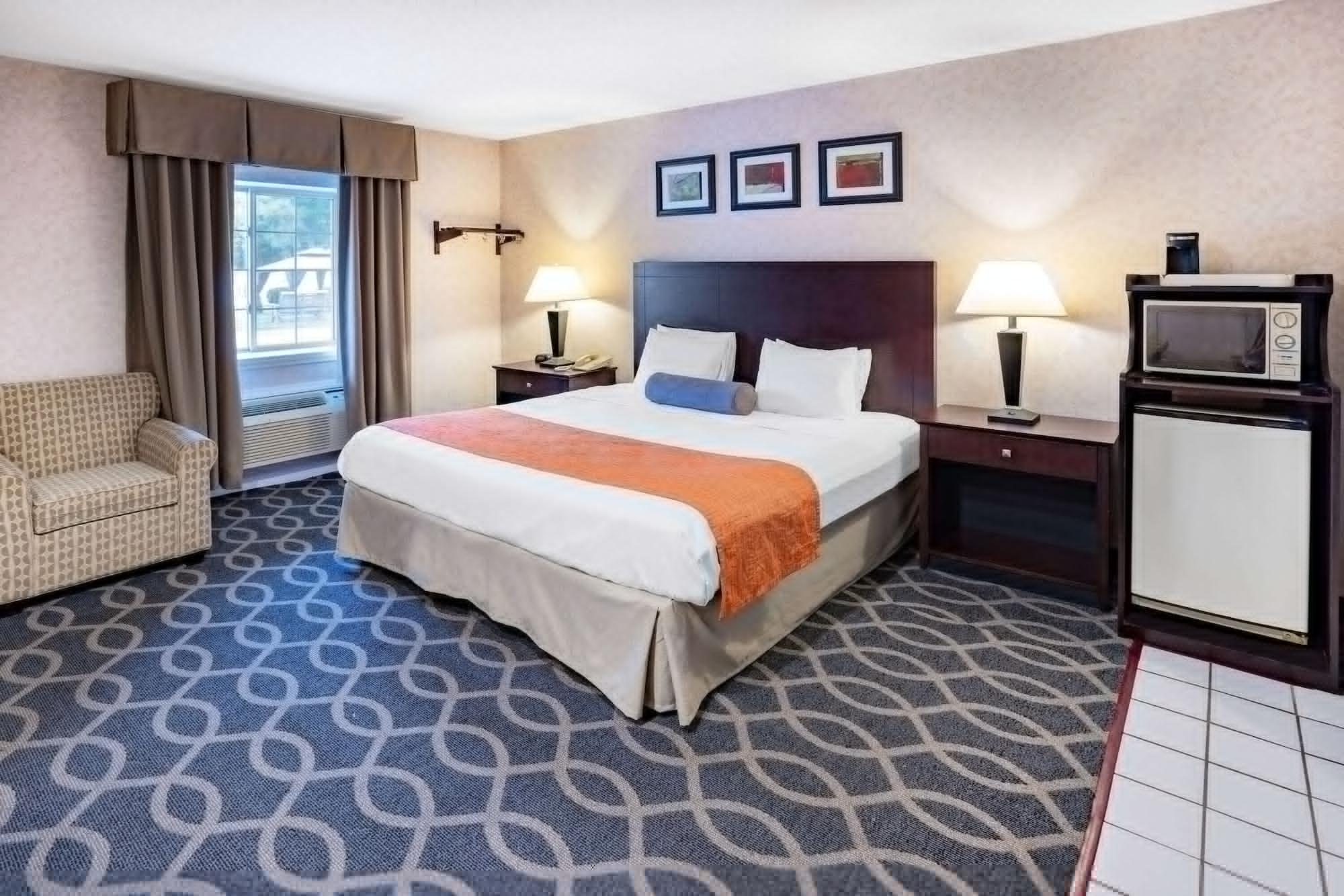 Howard Johnson By Wyndham Lenox Exterior photo