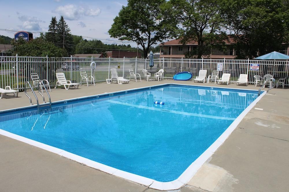 Howard Johnson By Wyndham Lenox Exterior photo