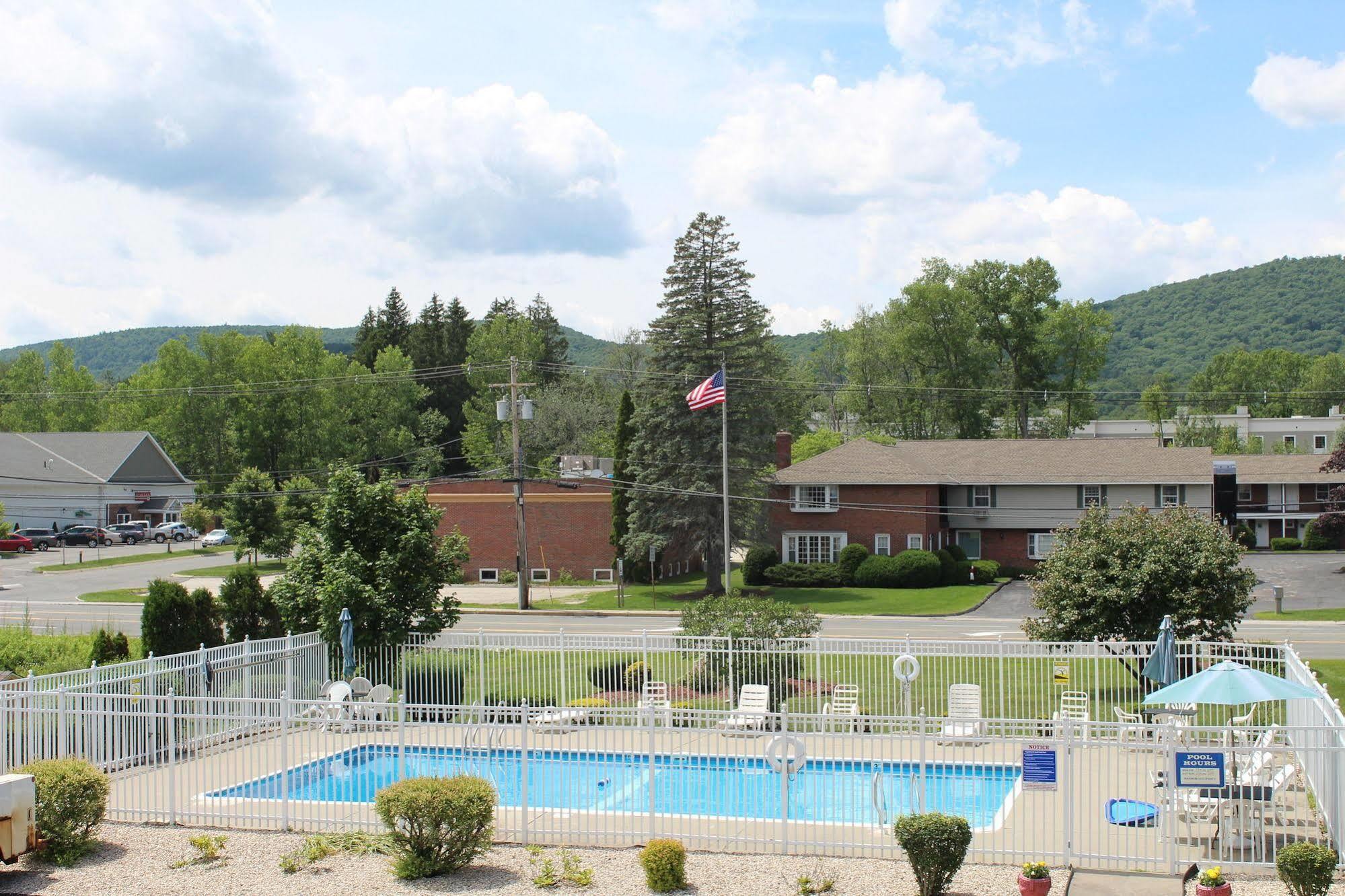 Howard Johnson By Wyndham Lenox Exterior photo