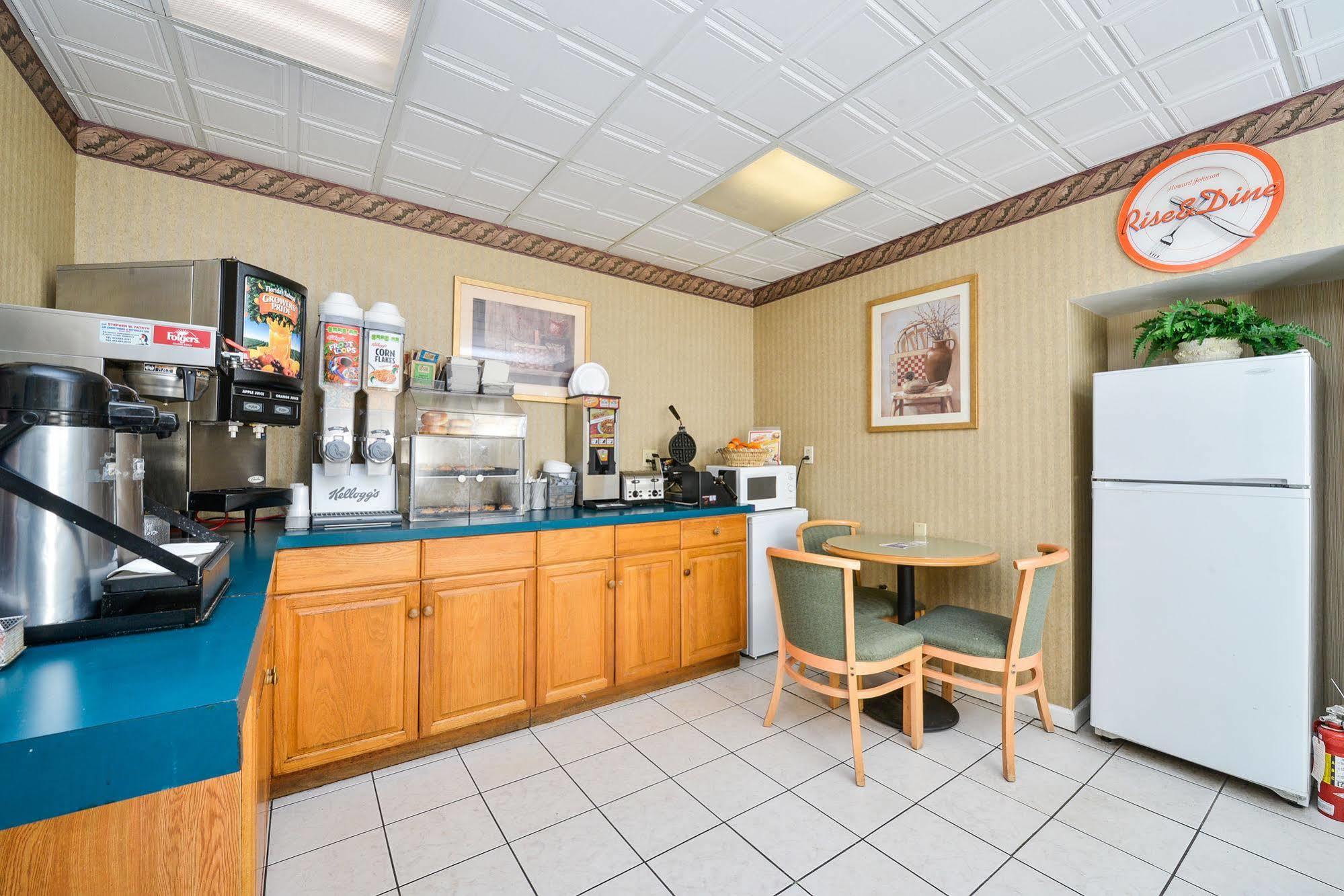 Howard Johnson By Wyndham Lenox Exterior photo