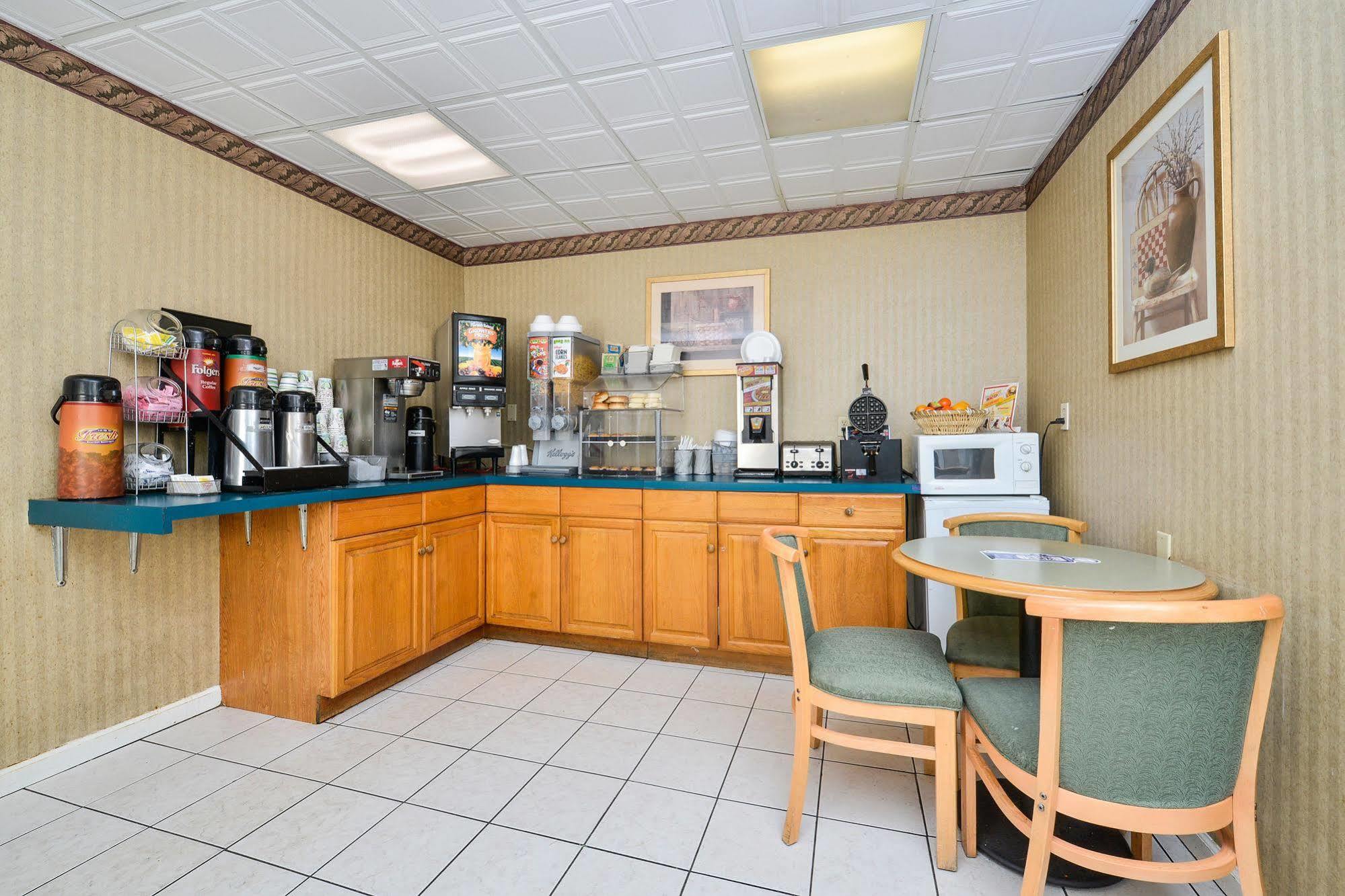 Howard Johnson By Wyndham Lenox Exterior photo